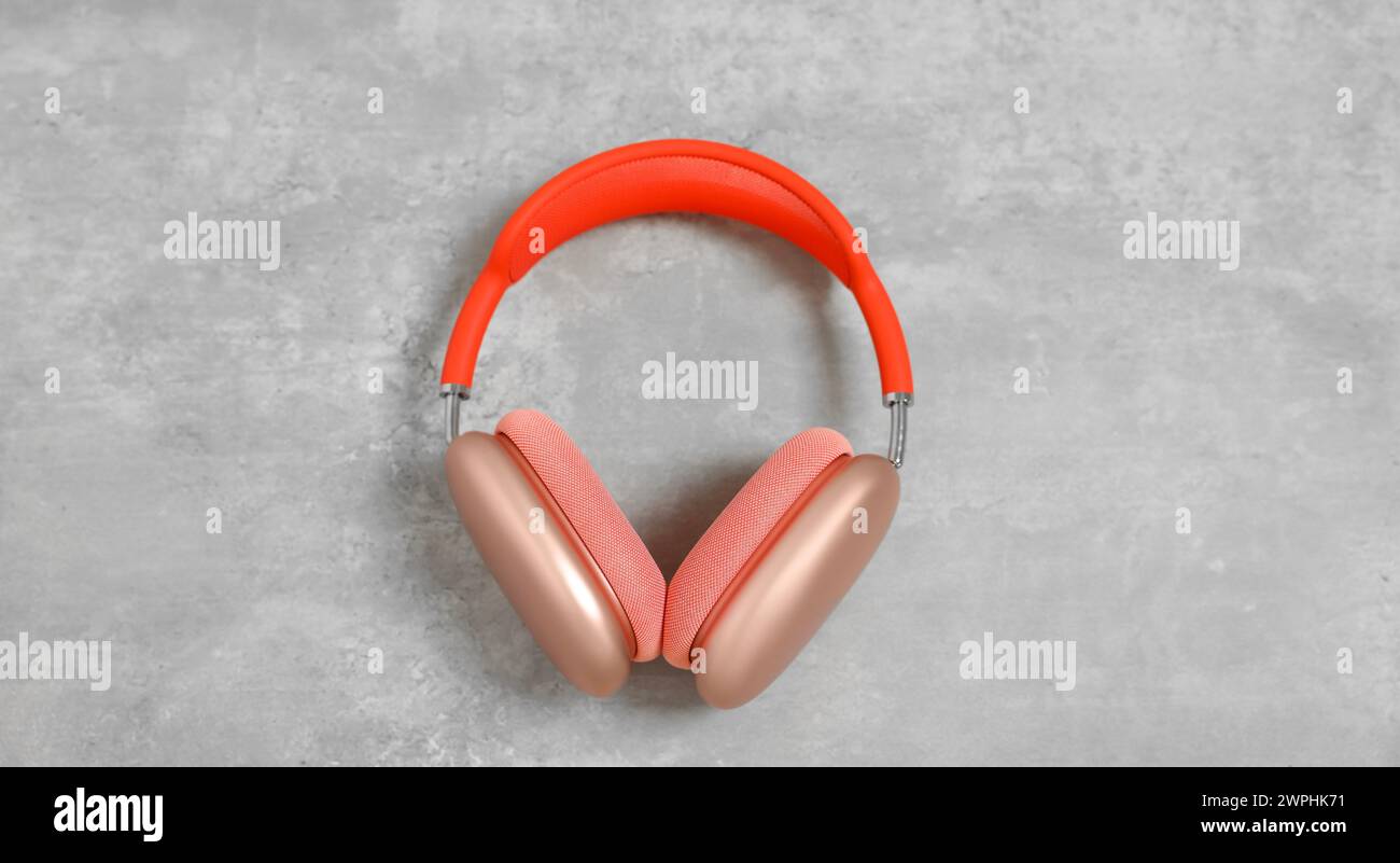 Elegante pinkfarbene Kopfhörer auf hellgrauem Tisch, Draufsicht Stockfoto