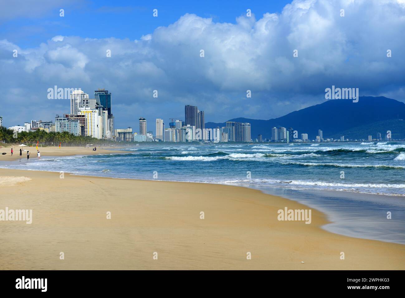 Der wunderschöne lange weiße Sandstrand entlang der sich verändernden Skyline am Wasser in da Nang, Vietnam. Stockfoto