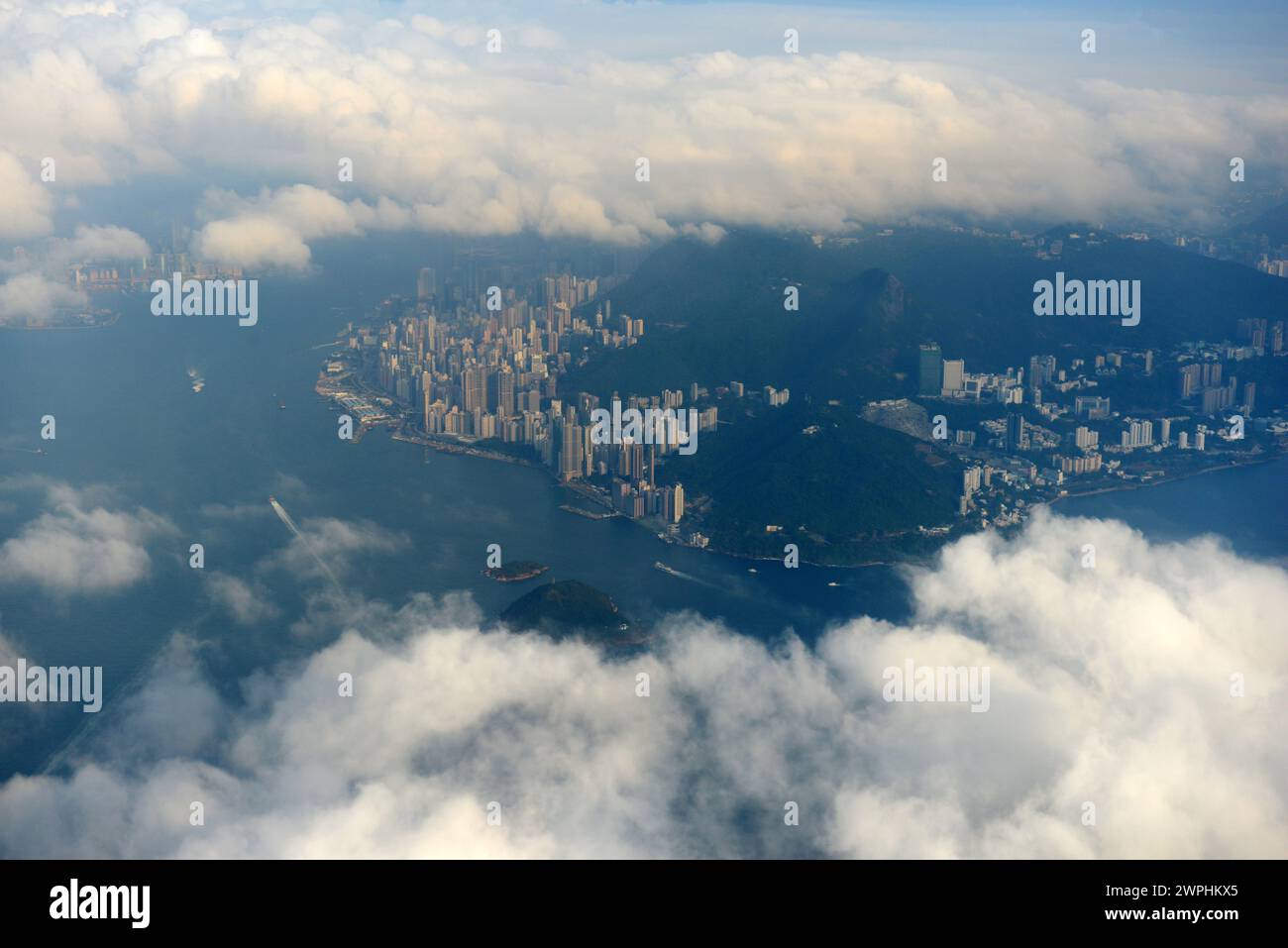 Aus der Vogelperspektive von HK Island bedeckt mit einer Wolke. Hongkong. Stockfoto