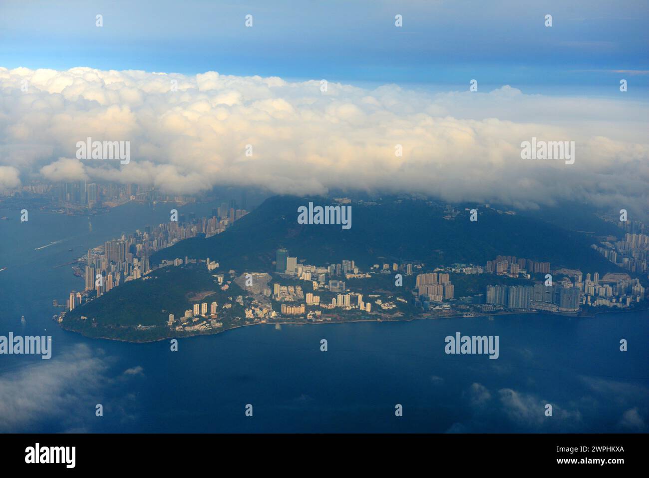 Aus der Vogelperspektive von HK Island bedeckt mit einer Wolke. Hongkong. Stockfoto