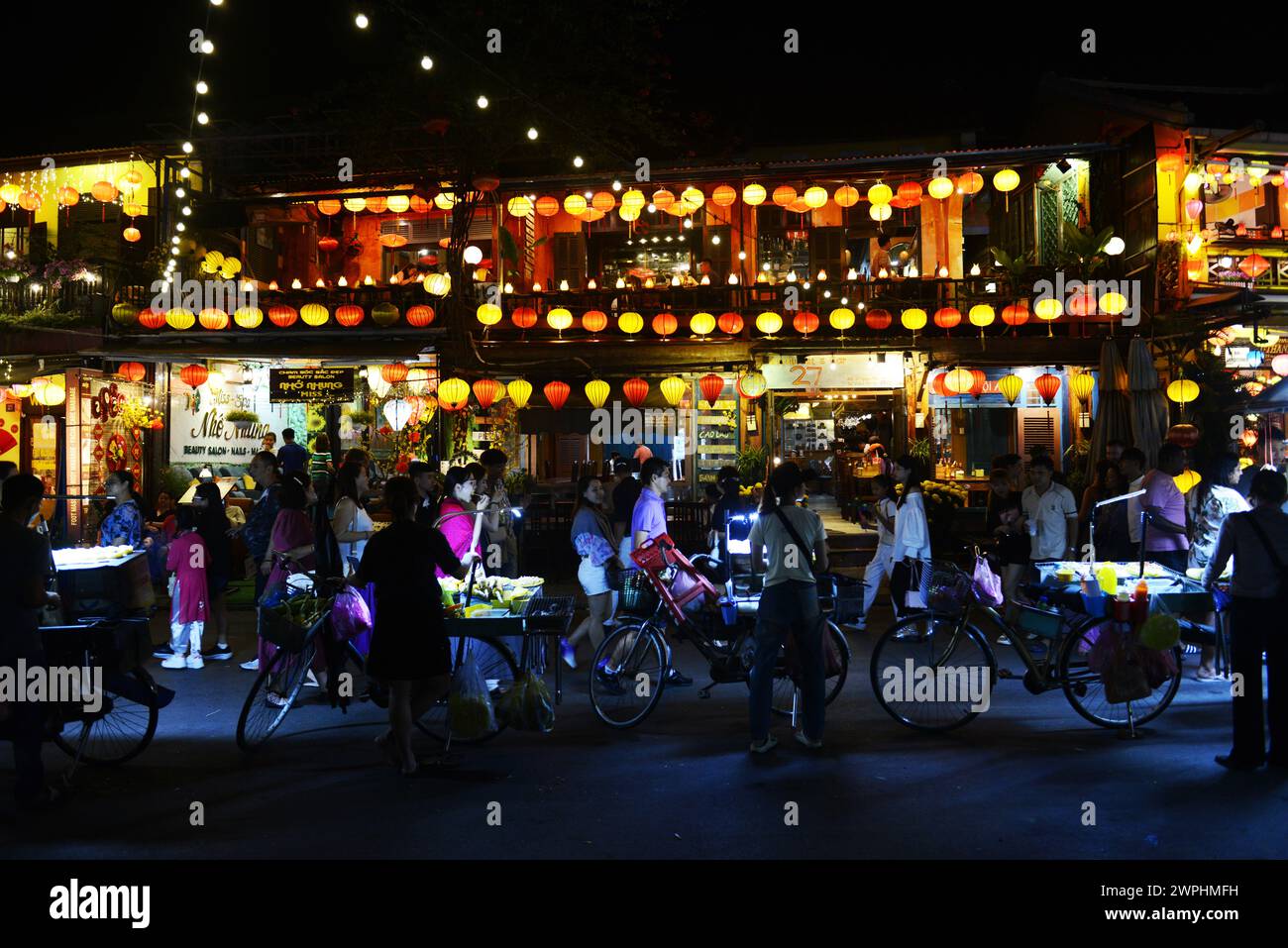 Das lebhafte Nguyễn Phúc Chu ist gesäumt von Restaurants, Bars und Straßenverkäufern. An Hoi, Hoi An, Vietnam. Stockfoto