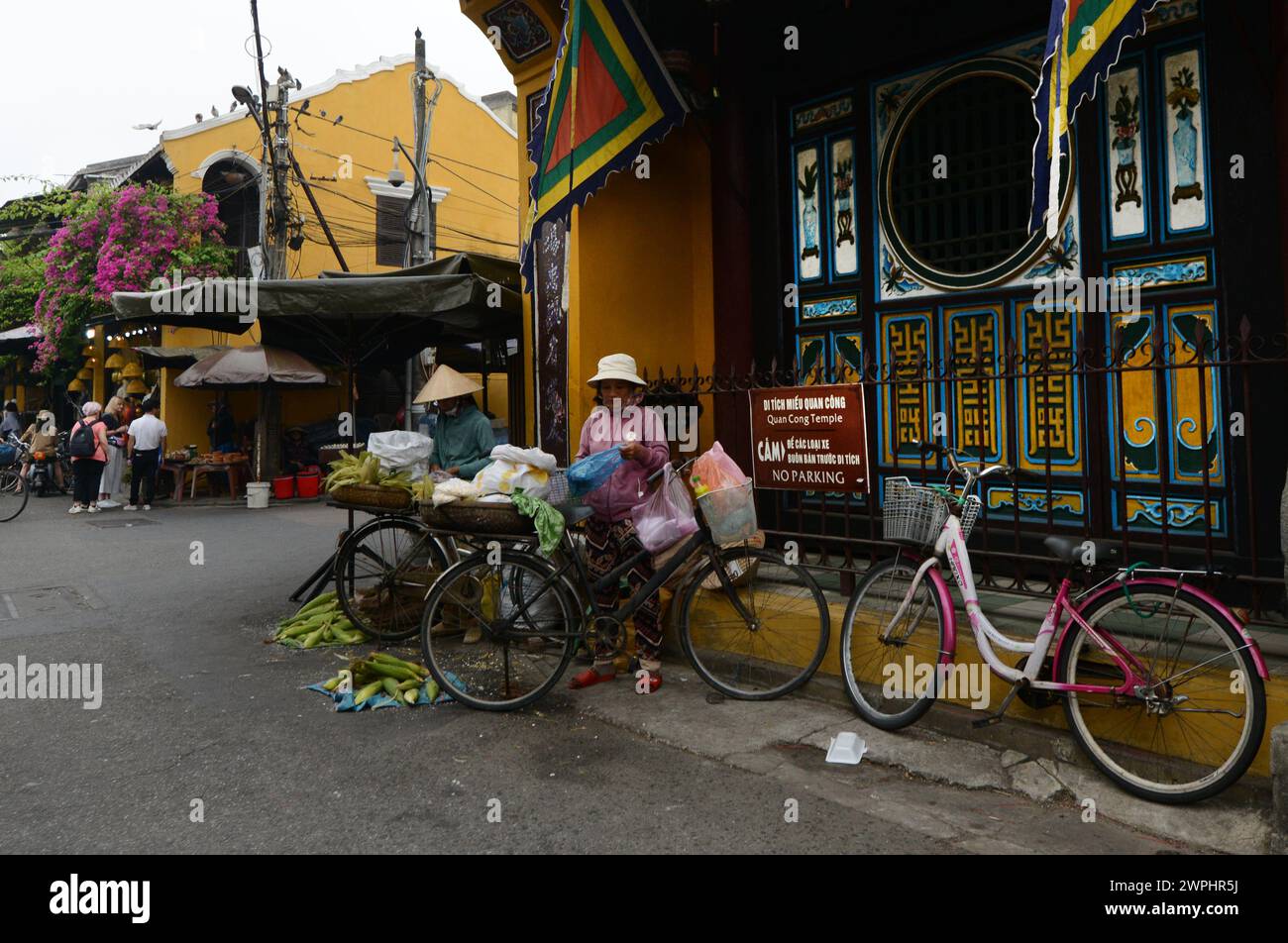 Vietnamesische Frauen verkaufen frischen Mais am Quan Cong Tempel in der Altstadt von Hoi an, Vietnam. Stockfoto