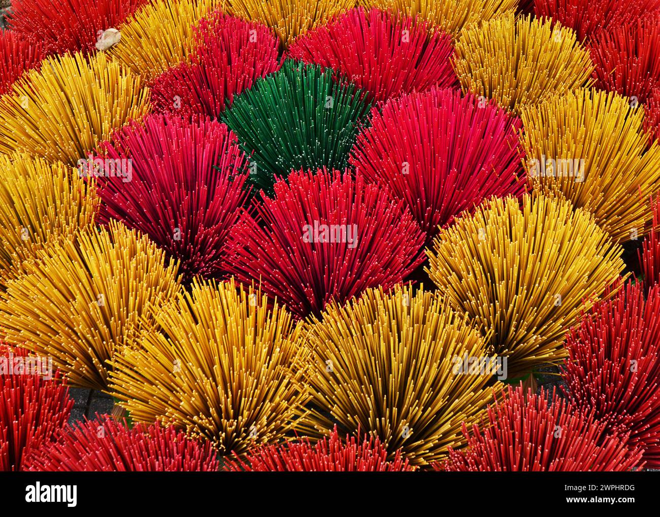 Bunte Räucherstäbchen trocknen in der Sonne. Alte Stadt Hoi an, Vietnam. Stockfoto
