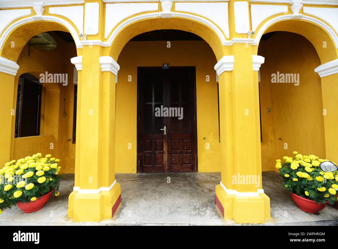 Ein wunderschönes altes gelbes Gebäude in der Altstadt von Hoi an, Vietnam. Stockfoto