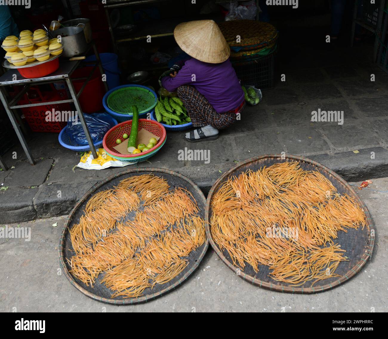 Trocknen von Cao Lau Nudeln auf dem Zentralmarkt von Hoi an, Vietnam. Stockfoto