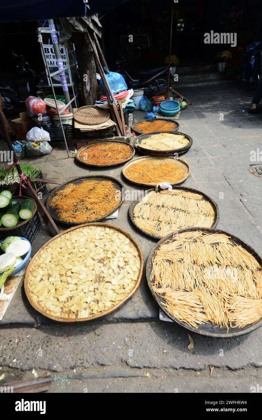 Trocknen von Cao Lau Nudeln auf dem Zentralmarkt von Hoi an, Vietnam. Stockfoto