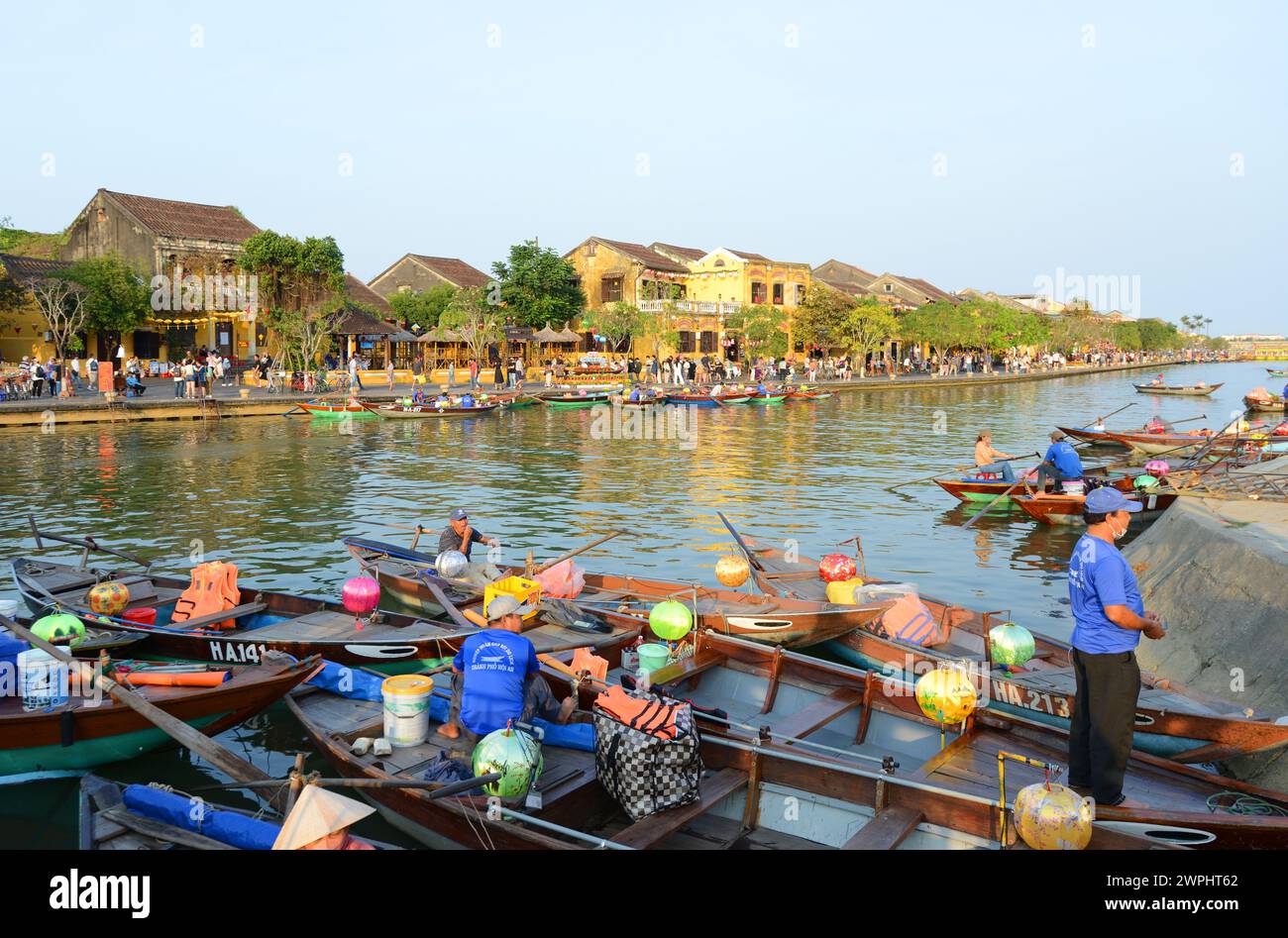 Boote auf dem Fluss Thu Bon in der Altstadt von Hoi an, Vietnam. Stockfoto