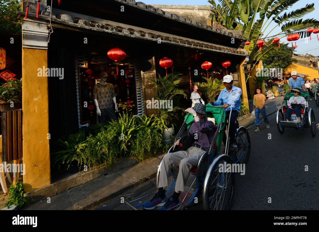 Eine Radtour durch die Altstadt von Hoi an, Vietnam. Stockfoto