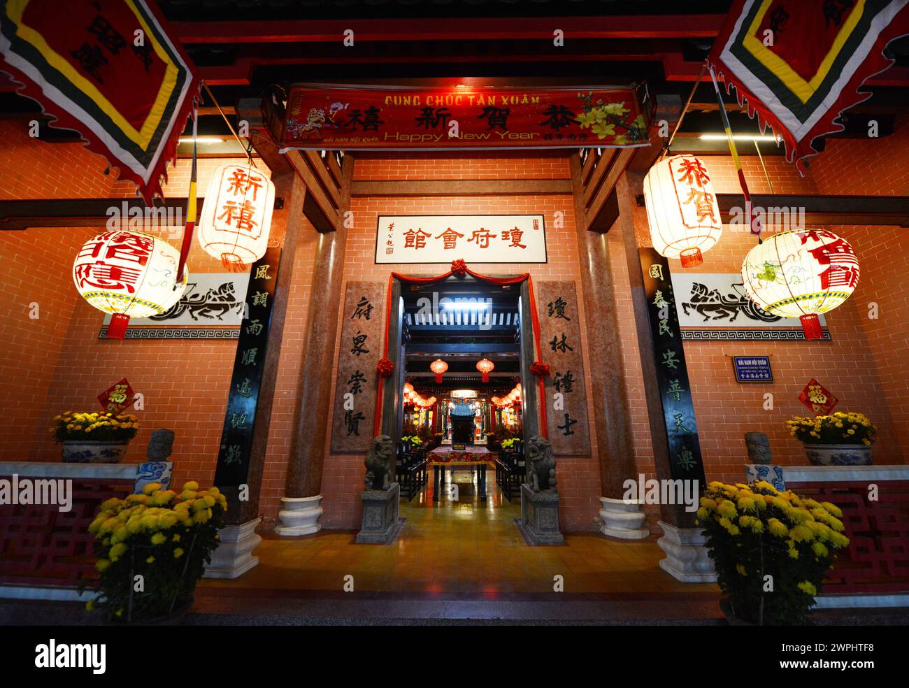 Der Hainan-Tempel in der Altstadt von Hoi an bei Nacht. Stockfoto