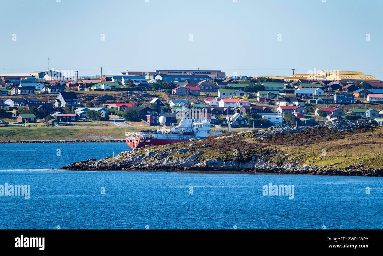 Farbenfrohe Häuser und Gebäude entlang der Küste. Stanley, die Falklandinseln. Stockfoto