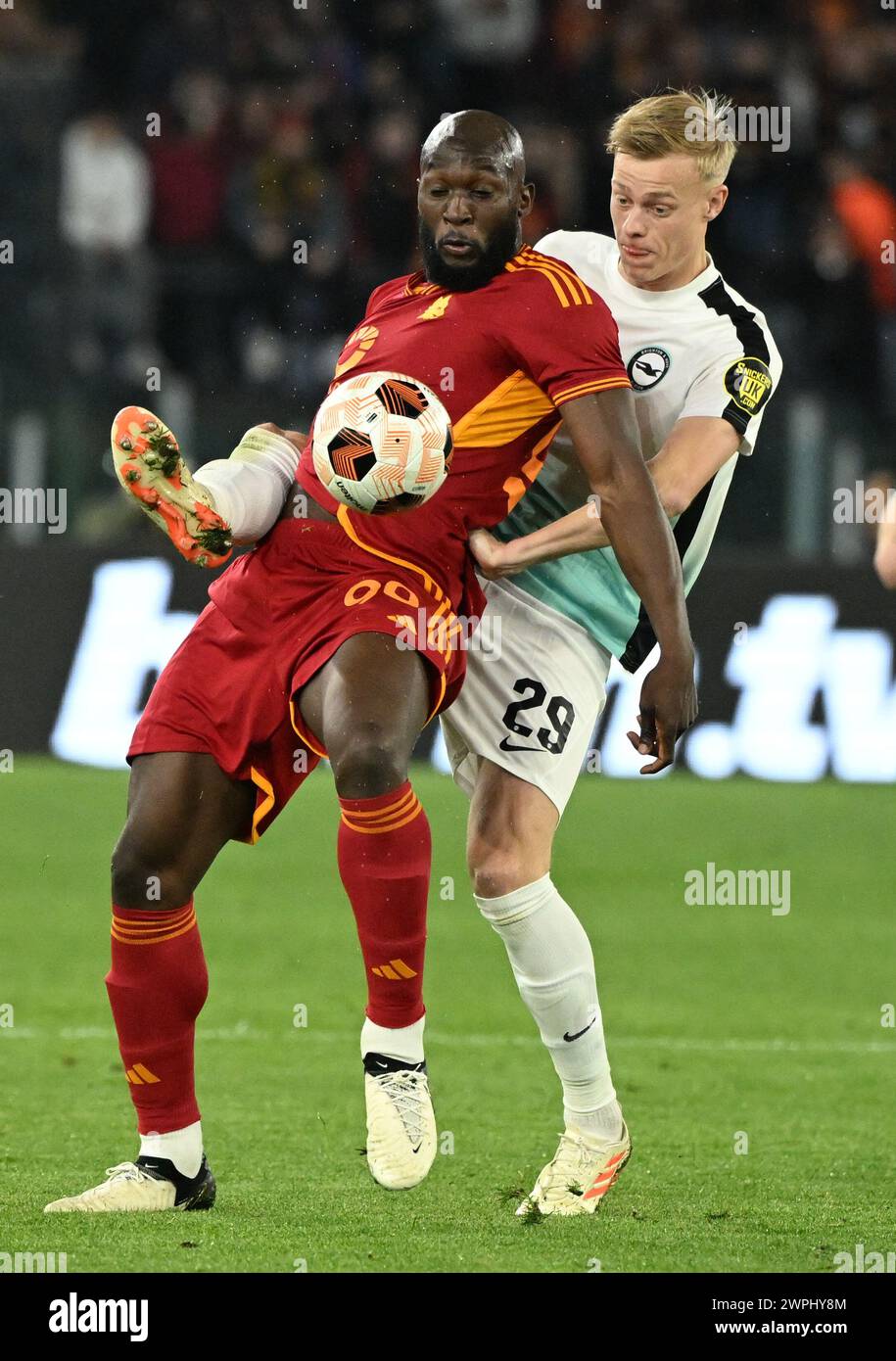 Rom, Italien. März 2024. Roma Romelu Lukaku (L) streitet mit Brightons Jan-Paul van Hecke während des Achtelfinale der UEFA Europa League am 7. März 2024 in Rom, Italien. Quelle: AO Gusituo¤kasasuoli/Xinhua/Alamy Live News Stockfoto