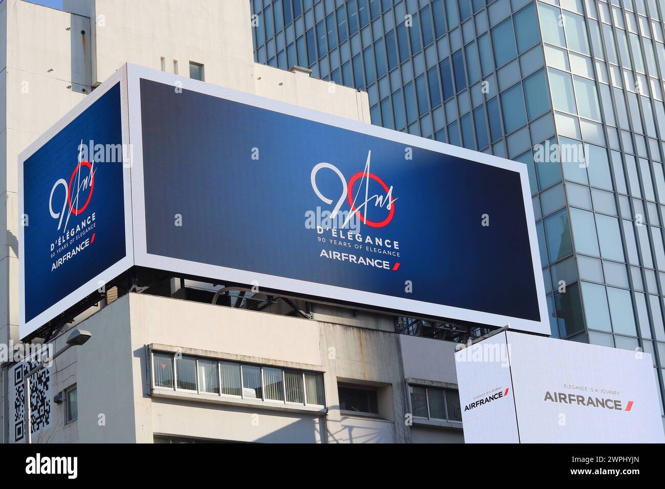 TOKIO, JAPAN - TOKIO, JAPAN - 3. März 2024: Eine Werbung für Air France auf mehreren Leinwänden in einem Gebäude in Tokio Omotesando. Stockfoto