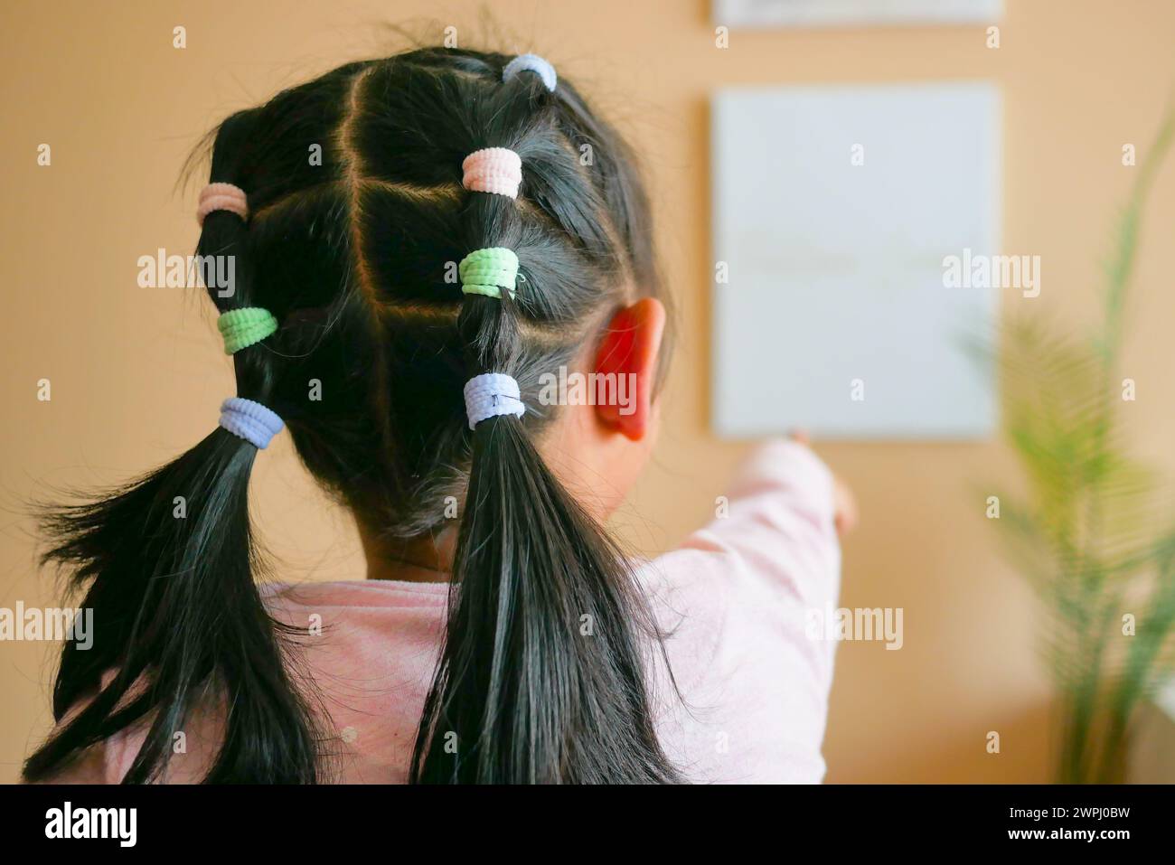 Ein schönes Band ist an ein Kinderhaar gebunden Stockfoto