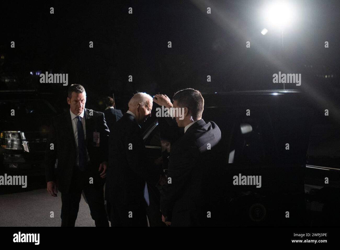 Washington, Vereinigte Staaten. März 2024. US-Präsident Joe Biden verlässt das Weiße Haus auf dem Weg zum US-Kapitol zu seiner Rede zur Lage der Union am Donnerstag, den 7. März, in Washington, DC. 2024. Vermerk: Rod Lamkey/Pool über CNP/dpa/Alamy Live News Stockfoto