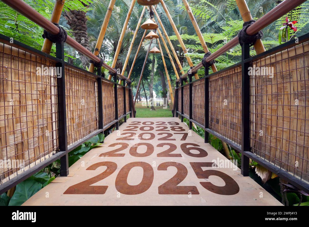 Bambus Fußgängerbrücke mit Schildern für die Jahre 2025 bis 2029. Konzept für das neue Jahr 2025. Stockfoto