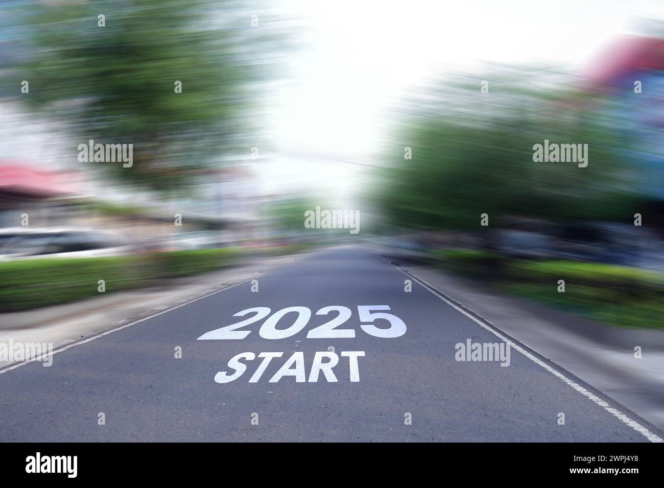 Zeichen für den Beginn des neuen Jahres 2025 auf Asphaltstraße mit Geschwindigkeitseffekt. Frohes neues Jahr 2025. Stockfoto