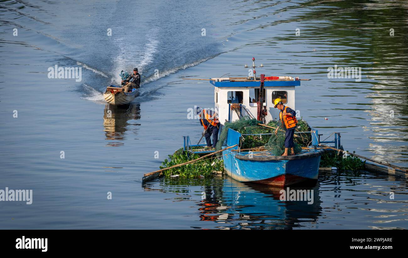 1. Februar 2024: Szene, in der Sanitärangehörige den Kanal reinigen, um sich auf den traditionellen Tet-Blumenmarkt im Bezirk 8, Ho-Chi-Minh-Stadt vorzubereiten Stockfoto