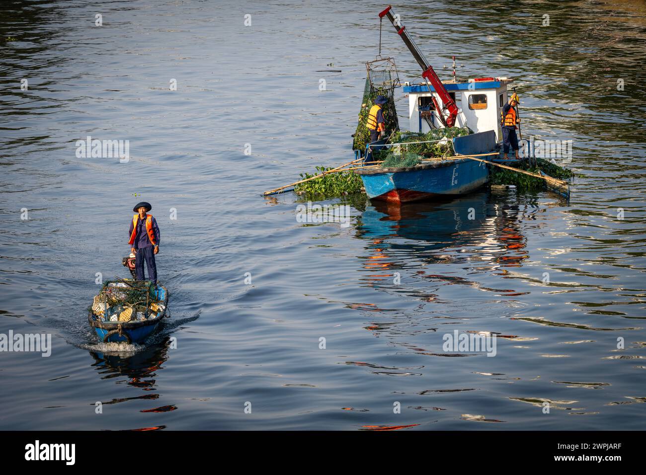 1. Februar 2024: Szene, in der Sanitärangehörige den Kanal reinigen, um sich auf den traditionellen Tet-Blumenmarkt im Bezirk 8, Ho-Chi-Minh-Stadt vorzubereiten Stockfoto