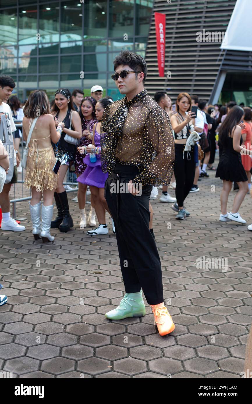 7. März 2024. Ein männlicher chinesischer Fan in durchsichtigem Oberteil und Fear of God Nike Schuhen beim Taylor Swift The Eras Tour Konzert in Singapur. Stockfoto