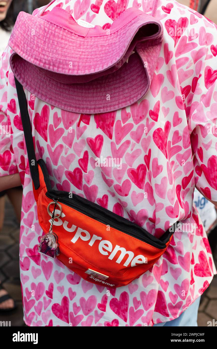 7. März 2024. Rückansicht eines pinkfarbenen Outfits in verschiedenen Herzformen, einer Oberhüfttasche beim Konzert der Taylor Swift the Eras Tour in Singapur. Stockfoto