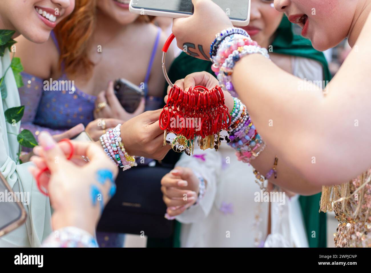 7. März 2024. Freundschaftsarmbänder tauschen Freundschaftsarmbänder zwischen Freundschaftsfans aus verschiedenen Ländern aus. Taylor Swift The Eras Tour Konzert in Singapur. Stockfoto