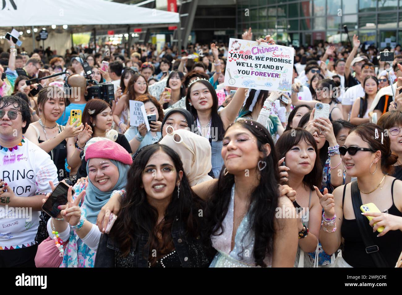 7. März 2024. Viele weibliche Fans aus verschiedenen Ländern versammeln sich, um Taylor Swift populäre Songs beim Eras Tour Konzert in Singapur zu singen. Stockfoto