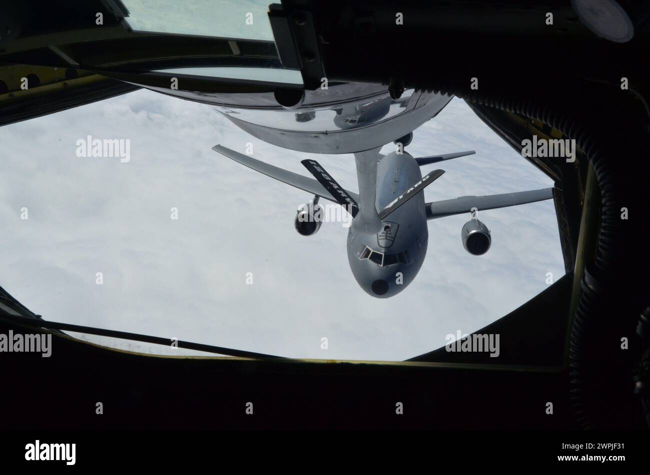 Ein KC-135R Stratotanker mit dem 128th Air Betanking Wing, Wisconsin Air National Guard, betankt am 13. Mai 2014 einen KC-10 Extender. Stockfoto Ein KC-135R Stratotanker mit dem 128th Air Betanking Wing, Wisconsin Air National Guard, betankt am 13. Mai 2014 einen KC-10 Extender. Stockfoto