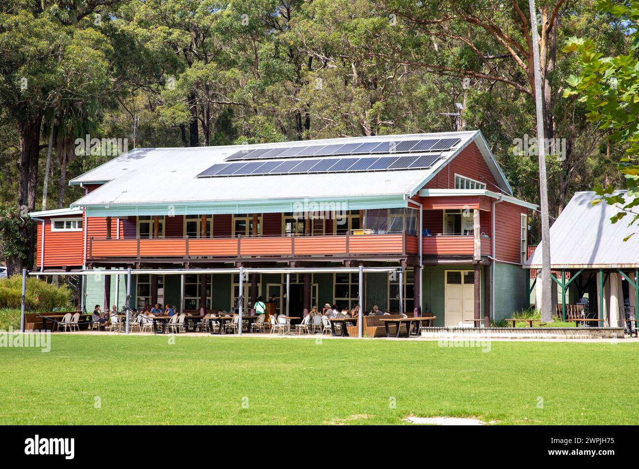 Audley Village District im Sydney Royal National Park, Heritage Dance Hall und Café Gebäude mit Besucherzentrum, NSW, Australien und Dach-Solarpaneelen Stockfoto