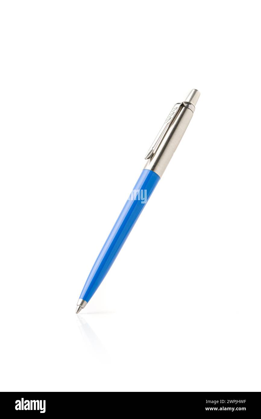 Blauer Kugelschreiber aus Kunststoff und Metall auf weißem isoliertem Hintergrund Stockfoto