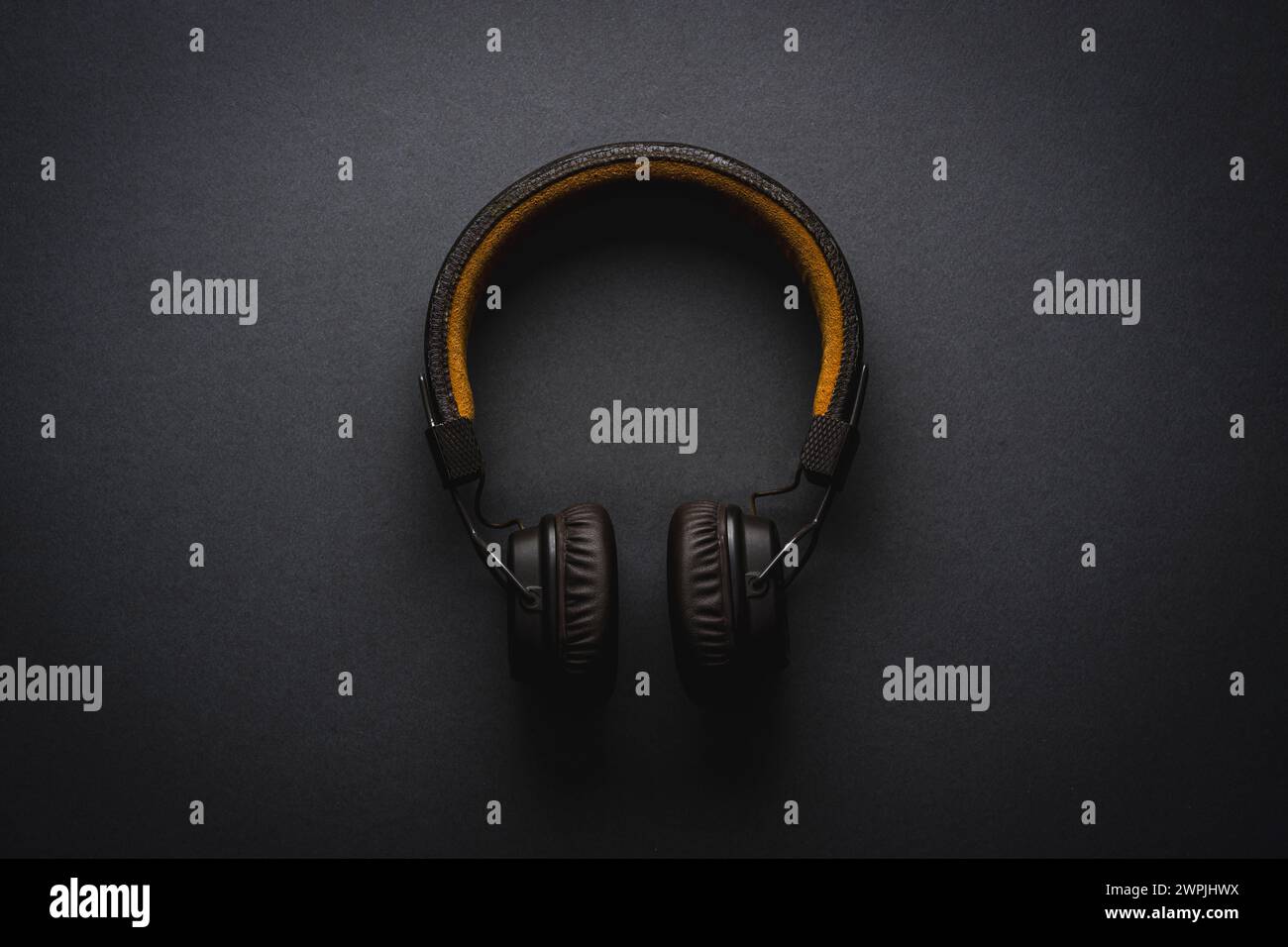 Schnurlose Over-Ear-Kopfhörer im Retro-Stil auf dunkelgrauem Hintergrund Stockfoto