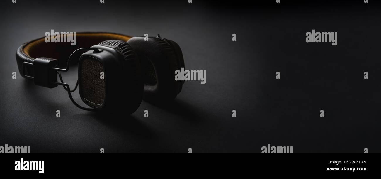 Schnurlose Over-Ear-Kopfhörer im Retro-Stil auf dunkelgrauem Hintergrund Stockfoto