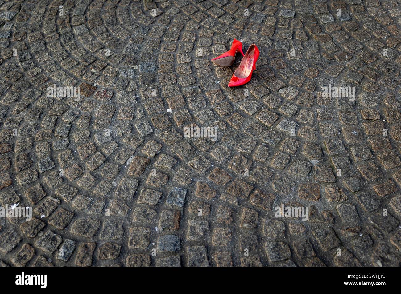 AMSTERDAM - 44 Paar rote Absätze auf dem Dam Square in Amsterdam. Am Internationalen Frauentag lenken die Schuhe die Aufmerksamkeit auf ermordete Frauen, die Opfer von häuslicher Gewalt oder Rache-Tötungen geworden sind. ANP RAMON VAN FLYMEN niederlande aus - belgien aus Stockfoto