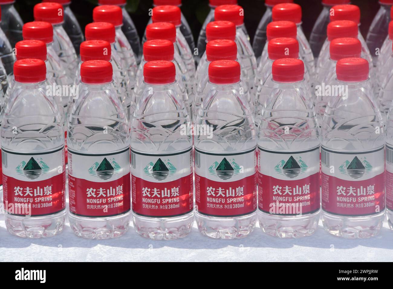 HANDAN, CHINA - 19. MAI 2023 - (DATEI) Foto vom 19. Mai 2023 zeigt den Nongfu-Frühling, der natürliches Wasser in Handan, nordchinesischer Provinz Hebei trinkt. Stockfoto