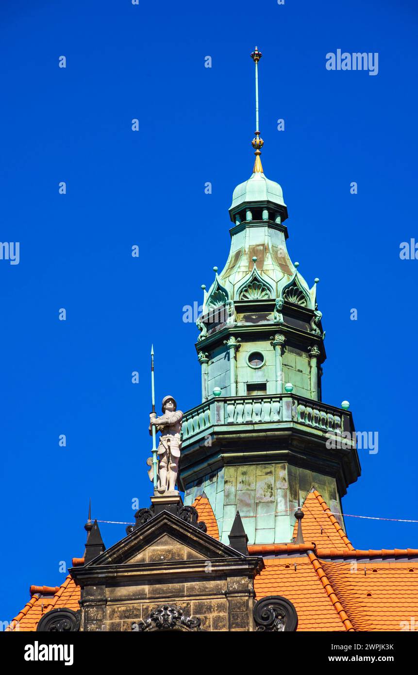 Architektonische Details des wiederaufgebauten Residenzschlosses am Eingang zum Grünen Gewölbe, Taschenberg, Innere Altstadt, Dresden, Sachsen, Deutschland. Stockfoto