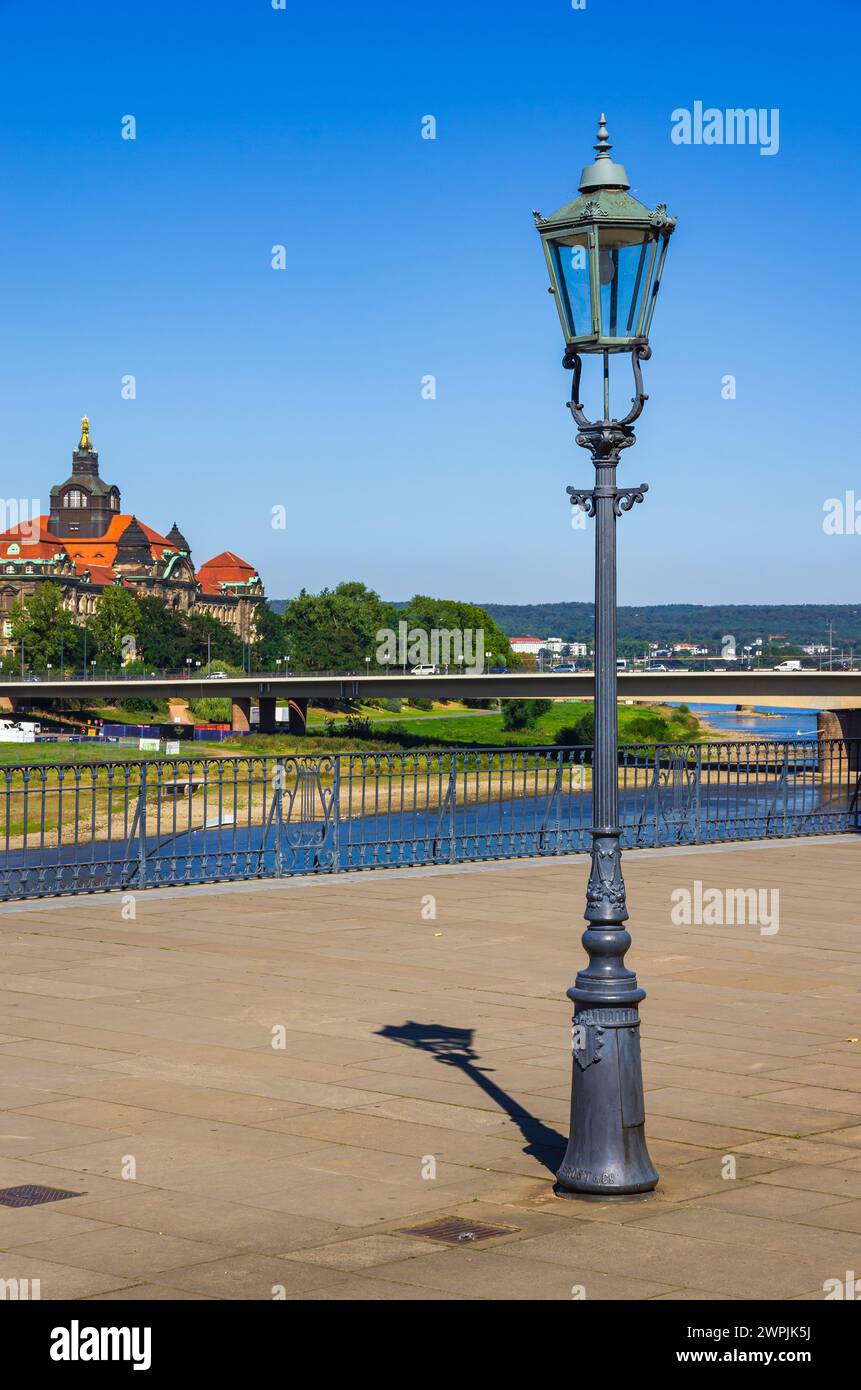 Historische Straßenlaterne auf der Brühler Terrasse, deren Schatten auf das Sächsische Staatskanzleramt in Dresden, Sachsen, hinweist. Stockfoto