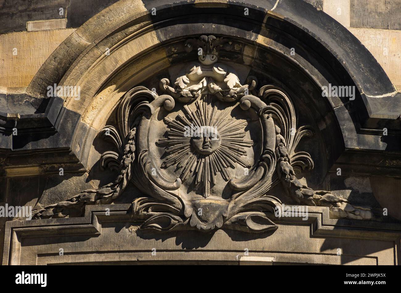 Darstellung der in Sandstein gemeißelten Sonne über dem Hauptportal der Kreuzkirche in Dresden, Sachsen. Stockfoto