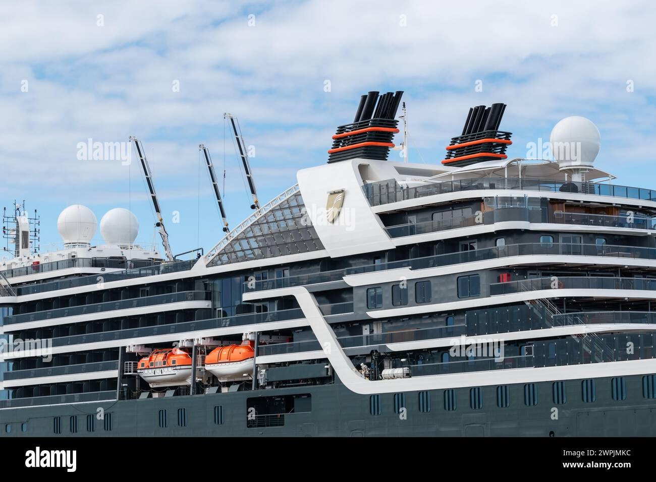 Hanusse Bay, Antarktis - 14. Januar 2024: Kreuzfahrtschiff Seabourn Pursuit in der Antarktis. Nahaufnahme. Stockfoto