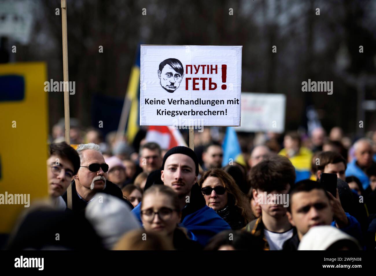 Pro Ukraine Rallye DEU, Deutschland, Deutschland, Berlin, 24.02.2024 Demonstrant der ukranischen Gemeinde mit Plakat keine Verhandlungen mit Kriegsverbrechern und Abbildung Karikatur Adolf Hitler und Wladimr Putin bei der Demonstration und Kundgebung gegen den Krieg und den Einmarsch von Russland in der Ukraine unter dem Motto VictoryForPeace Frieden verteidigen und Nein zum Krieg, We Stand with Ukraineam 2. Jahrestag des russischen Angriffs auf die Ukraine am 24. Februar 2022 vor dem Brandenburger Tor in Berlin Deutschland. Die Demonstranten fordern den sofortigen Abzug russischer Truppen, vermehr Stockfoto
