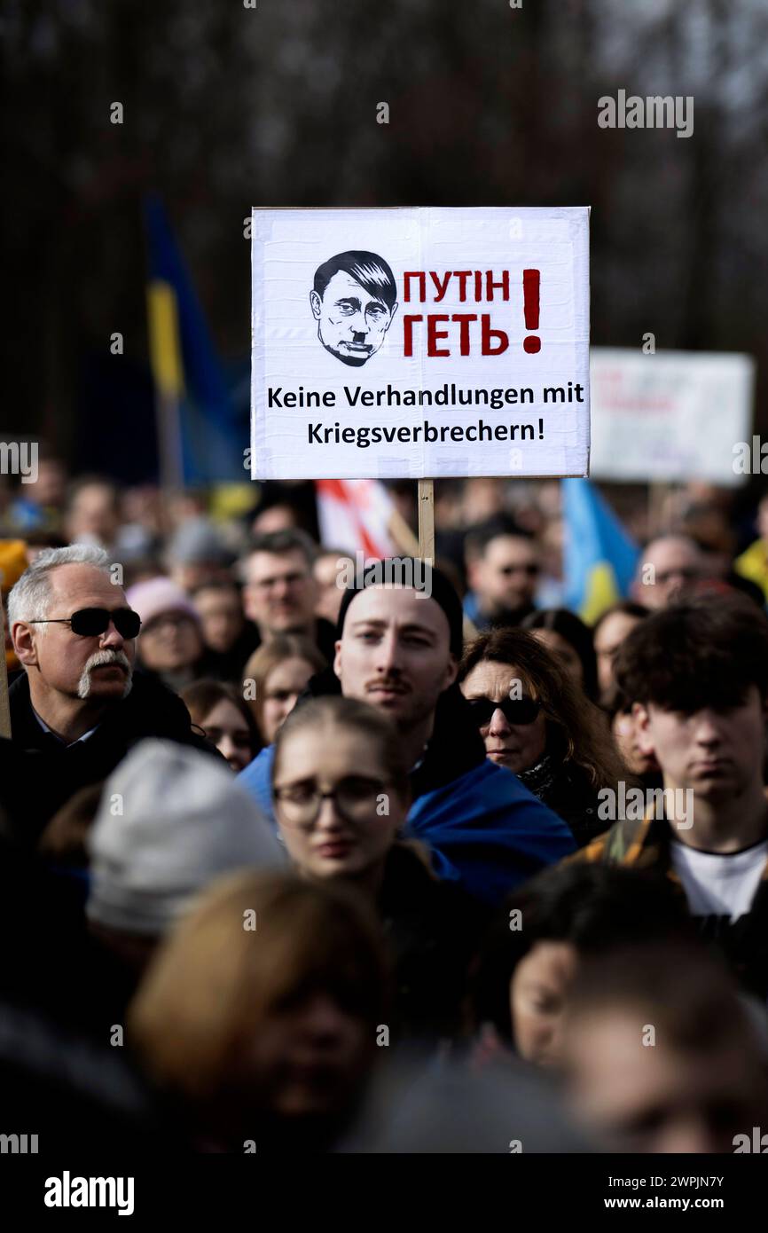 Pro Ukraine Rallye DEU, Deutschland, Deutschland, Berlin, 24.02.2024 Demonstrant der ukranischen Gemeinde mit Plakat keine Verhandlungen mit Kriegsverbrechern und Abbildung Karikatur Adolf Hitler und Wladimr Putin bei der Demonstration und Kundgebung gegen den Krieg und den Einmarsch von Russland in der Ukraine unter dem Motto VictoryForPeace Frieden verteidigen und Nein zum Krieg, We Stand with Ukraineam 2. Jahrestag des russischen Angriffs auf die Ukraine am 24. Februar 2022 vor dem Brandenburger Tor in Berlin Deutschland. Die Demonstranten fordern den sofortigen Abzug russischer Truppen, vermehr Stockfoto