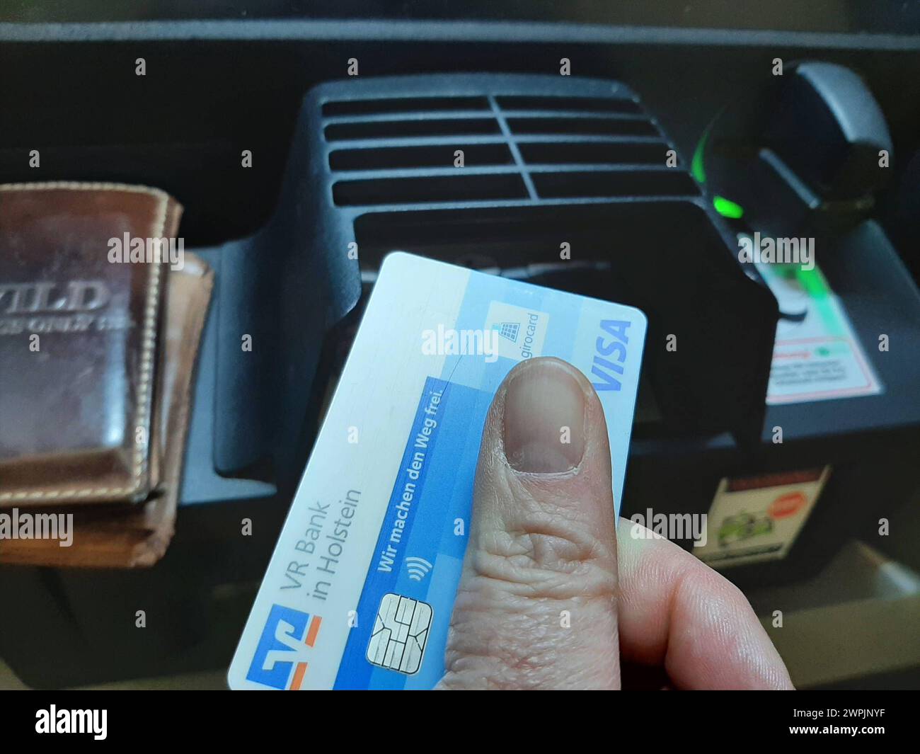 EC Karte am Geldautomat Hamburg Hamburg Deutschland *** EC Karte am Geldautomat Hamburg Hamburg Deutschland Copyright: XLobeca/RHx Stockfoto