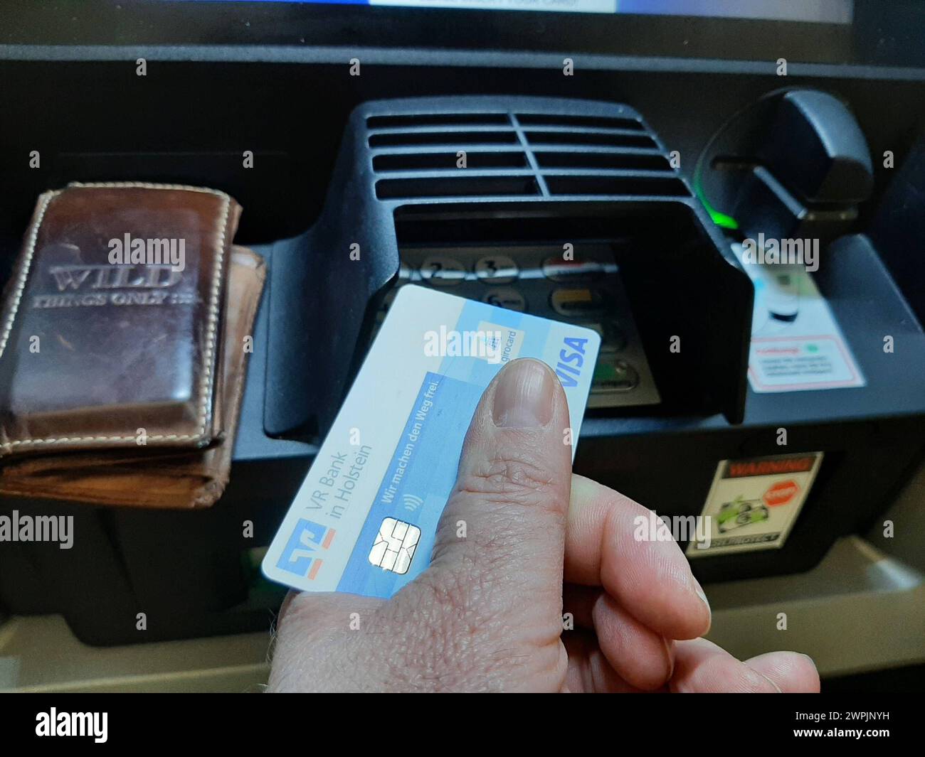 EC Karte am Geldautomat Hamburg Hamburg Deutschland *** EC Karte am Geldautomat Hamburg Hamburg Deutschland Copyright: XLobeca/RHx Stockfoto