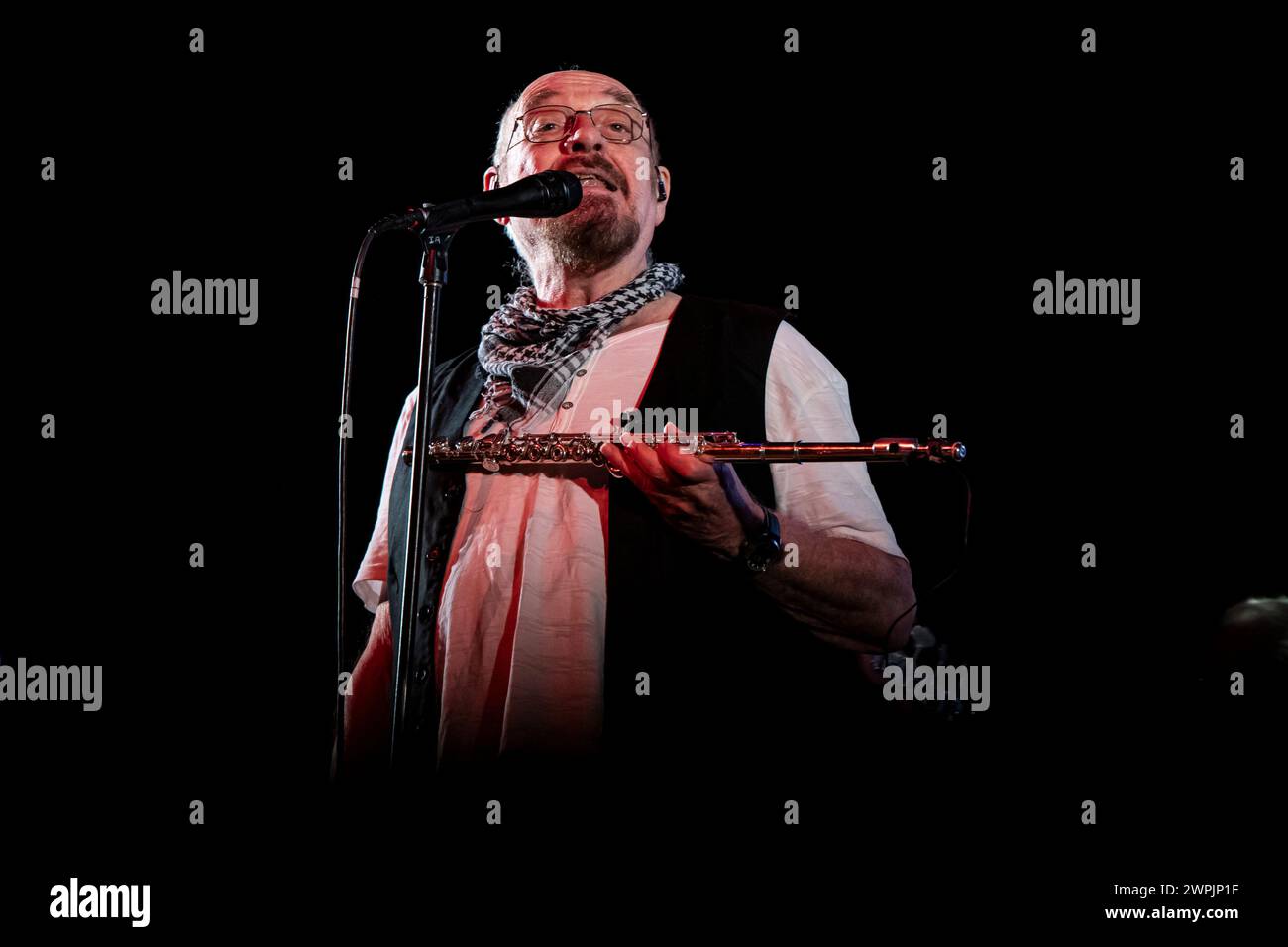 Porto, Portugal. März 2024. Ian Anderson spielt Flöte mit seiner Band Jethro Tull am 7. März 2024 im Coliseu do Porto in Porto, Portugal. (Foto: Rita Franca/NurPhoto) Credit: NurPhoto SRL/Alamy Live News Stockfoto