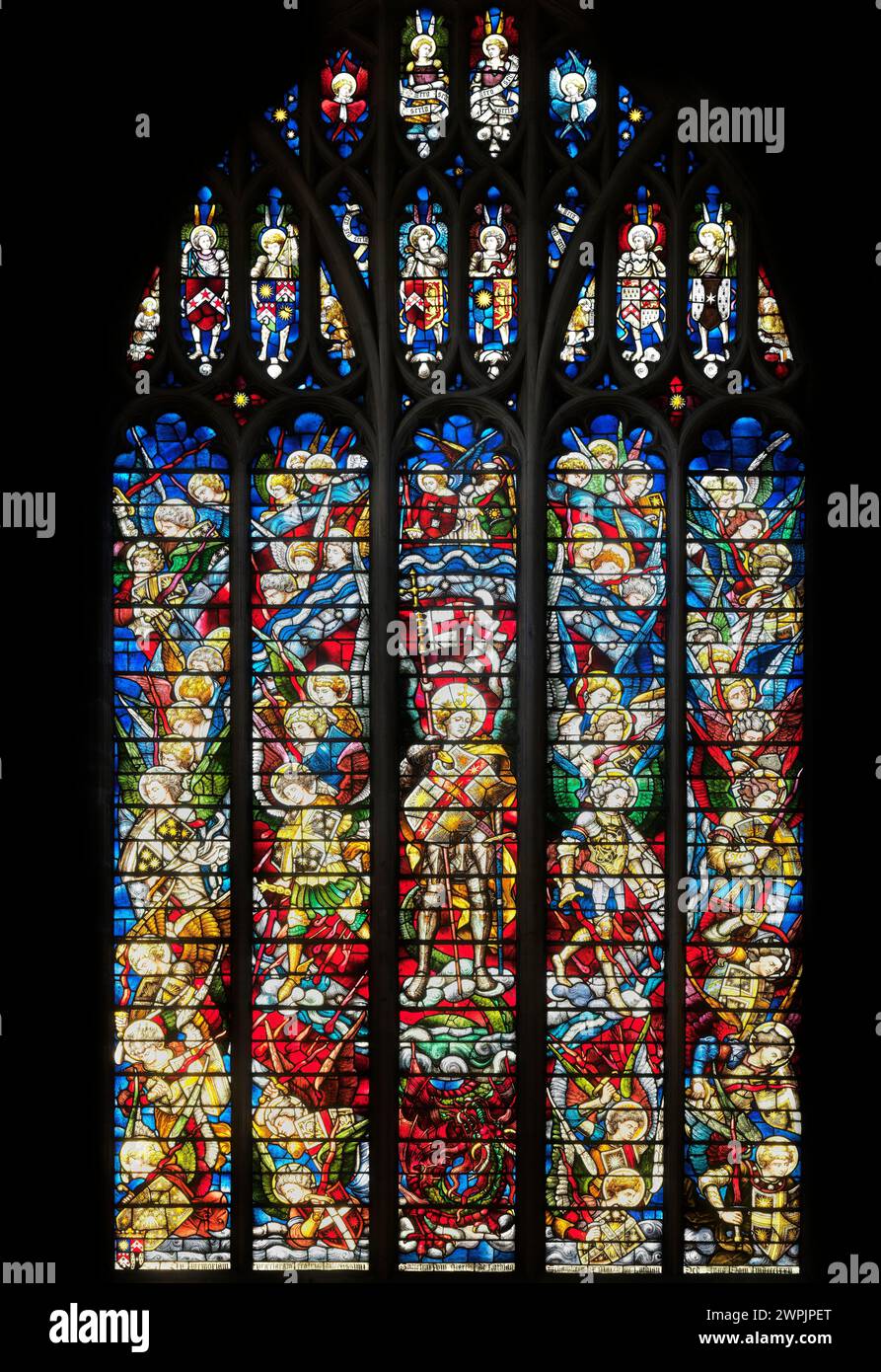St. Michael und die guten Engel vertreiben den Teufel und die bösen Engel, Illustration in der Christ Church College Cathedral, University of Oxford, England. Stockfoto