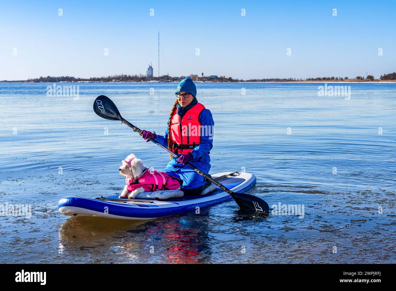 Stand-up-Paddleboarding am Tulliniemi Beach, Hanko, Finnland Stockfoto