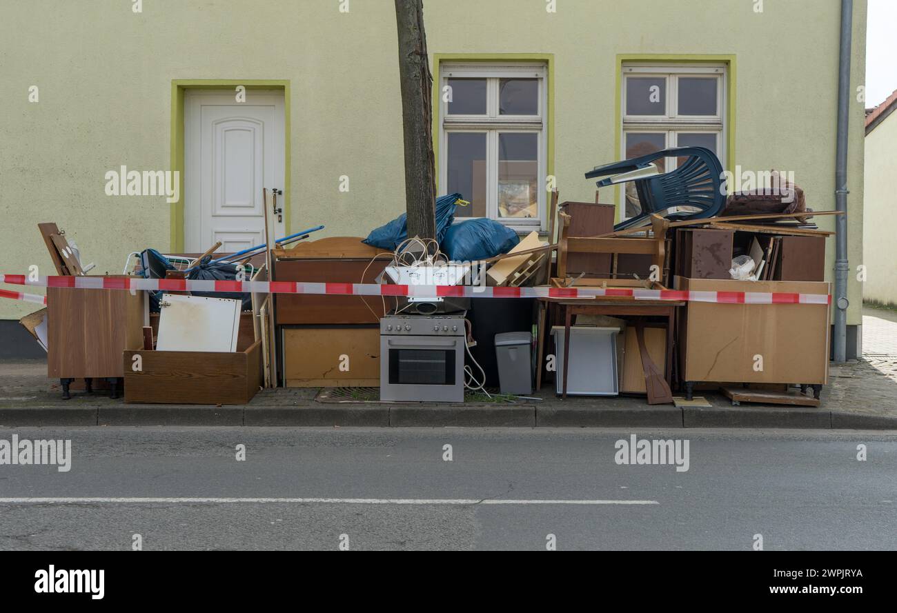 Staufen von Sperrmüll mit Möbeln und Elektrogeräten am Straßenrand Stockfoto