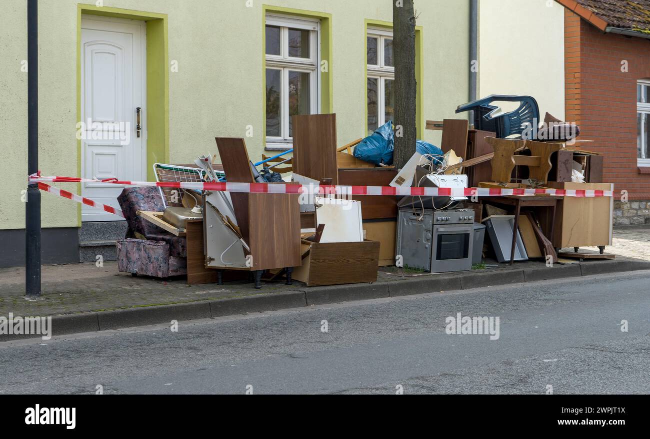 Staufen von Sperrmüll mit Möbeln und Elektrogeräten am Straßenrand Stockfoto
