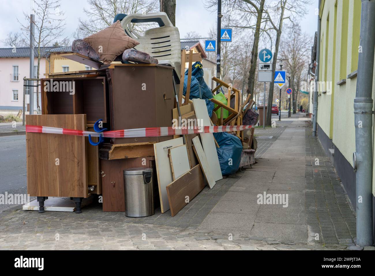 Stapel von Sperrmüll mit Möbeln am Straßenrand Stockfoto