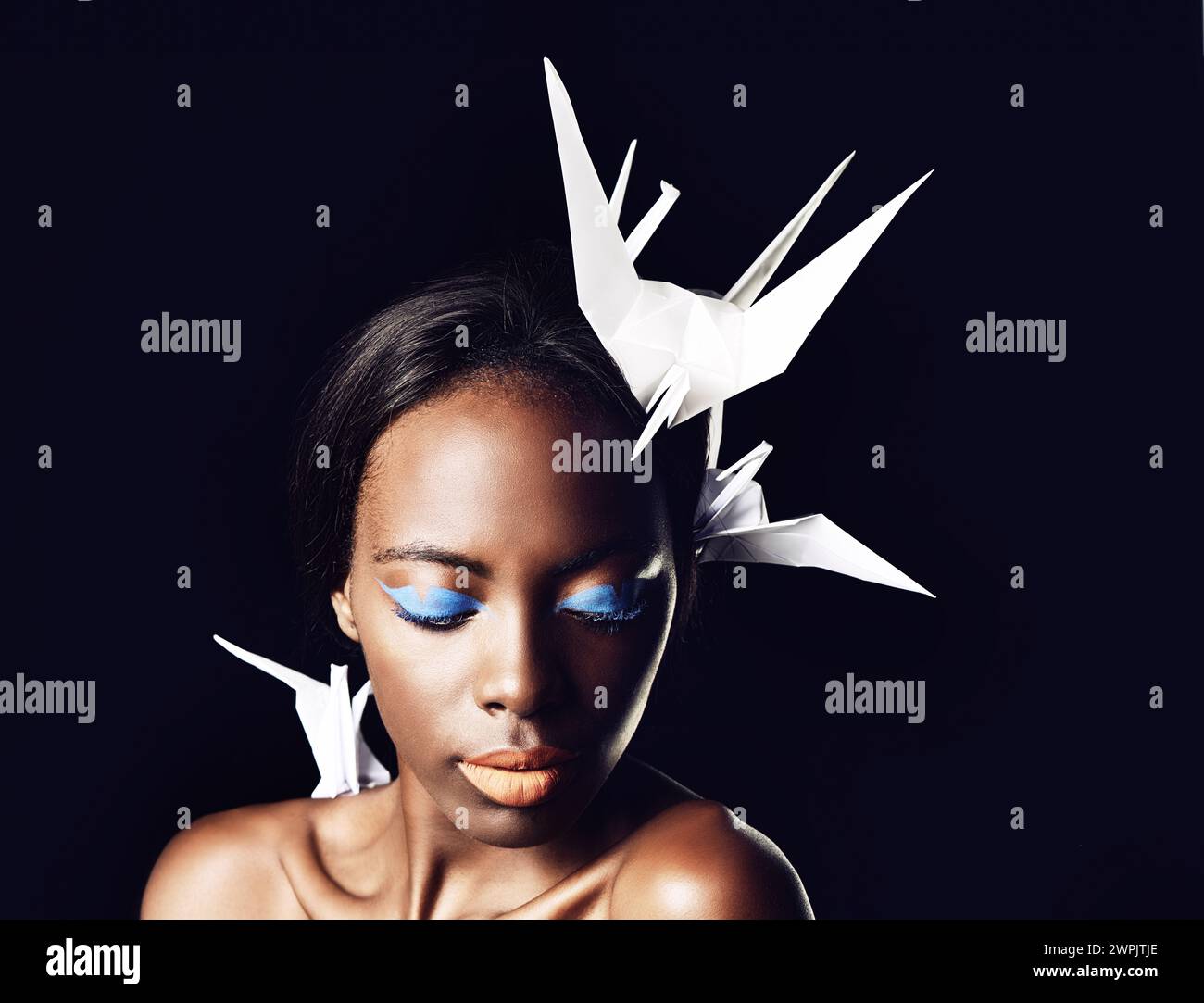Schwarze Frau, Make-up und schöne Kunst mit Kosmetik, Origami-Vögeln oder Taube auf dunklem Studiohintergrund. Nahaufnahme oder Gesicht einer afrikanischen weiblichen Person oder eines afrikanischen Models Stockfoto