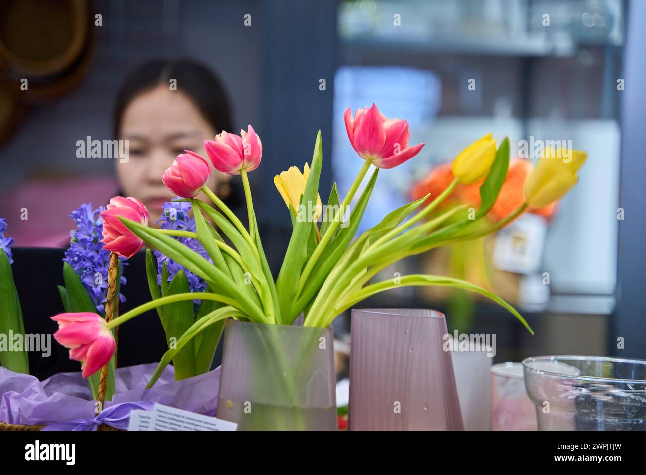 wladiwostok-russland-m-rz-2024-tulpen-sind-in-einem-blumenladen-in