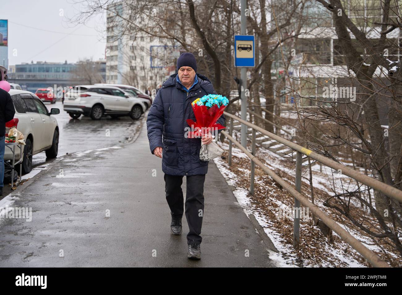 wladiwostok-russland-m-rz-2024-ein-mann-mit-einem-blumenstrau-l-uft